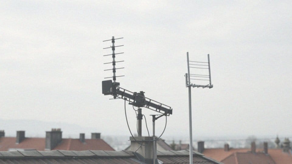 Jakie są zalety stosowania anten aktywnych i pasywnych?