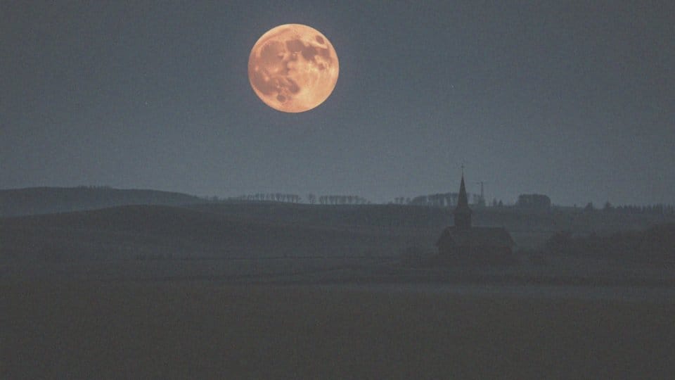 Jakie zjawiska astronomiczne związane są z Krwawym Księżycem?