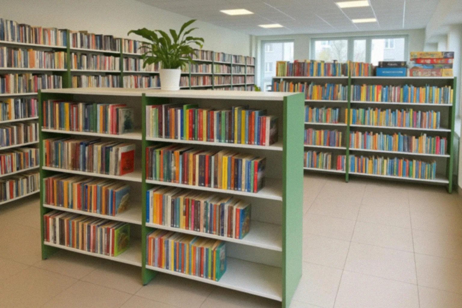 Seniorzy z Centrum Opiekuńczo-Mieszkalnego odkrywają świat książek w Bibliotece Staszów